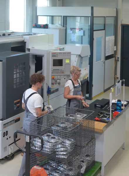 Mitarbeiter von Würges welche ein Produkt des Unternehmens herstellen